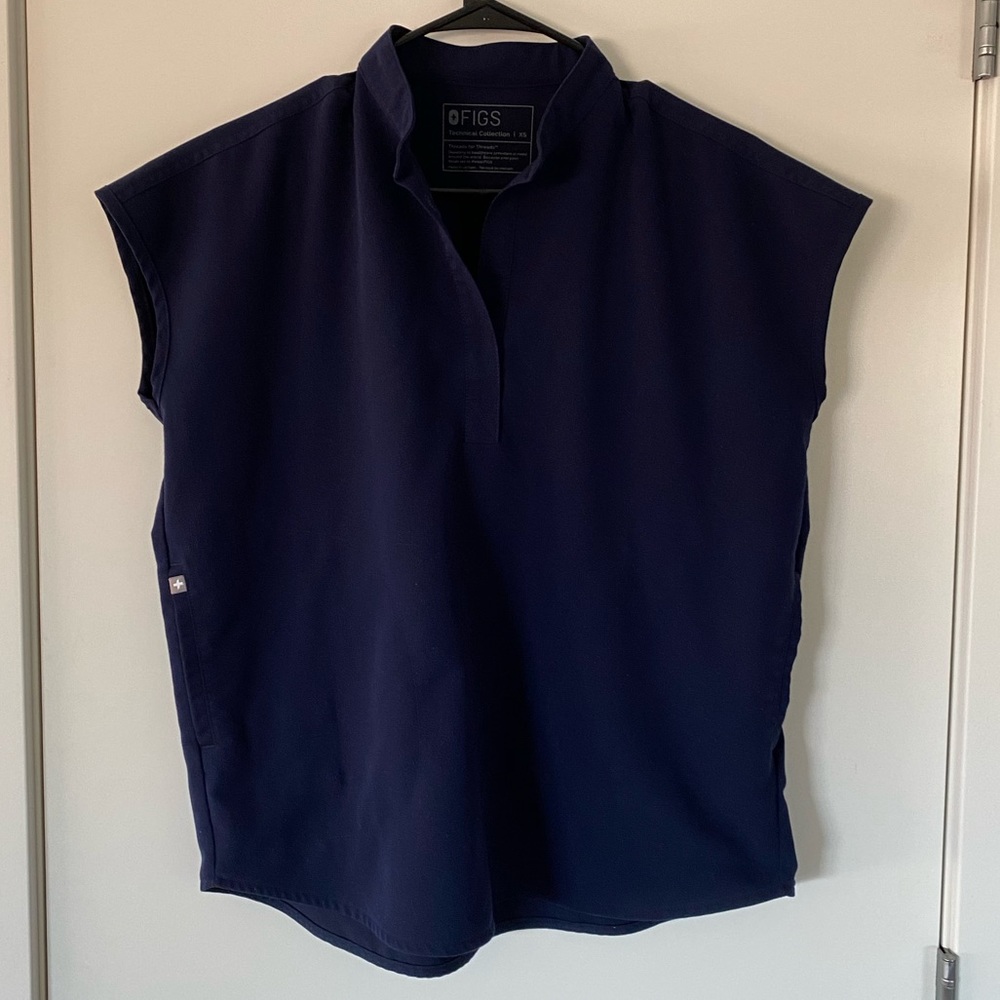 Figs scrub top